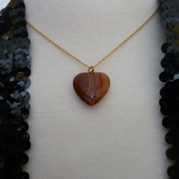 Banded carnelian pendant on 16ins gold chain - Picture 5 of 5